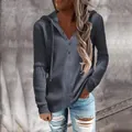 Vista detallada de una sudadera azul de punto acanalado para mujer con botones - S / Tops / Gris Azulado