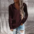Detalle de sudadera con capucha de punto acanalado granate para mujer con cuello abotonado. - Granate
