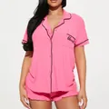 Roze korte pyjamaset met zwarte bies en "blessed" borduursel, tweedelig damesmodel. - S / Top en Broek / Felroze