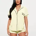 Pyjama d'été jaune pâle à manches courtes avec liseré noir et broderie blessed - Beige