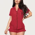 Conjunto de pijama rojo casual de manga corta con pantalones cortos y vivos negros - Rojo