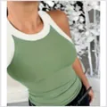 Dettaglio ravvicinato di un top a canotta verde da donna con bordo bianco e coste - 7XL / Top / Cachi Nero