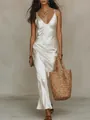 Détail d'une robe nuisette élégante en satin blanc sur mannequin avec sac en paille - S / Bas / Abricot
