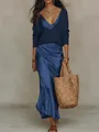 Détail d'un ensemble élégant pull en maille et robe midi en satin bleu - S / Haut Et Bas / Bleu foncé