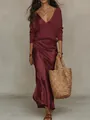 Détail d'un pull en maille bordeaux sur une robe en satin avec un sac en paille. - S / Haut Et Bas / Bordeaux