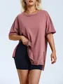 Detailansicht der Seitenschlitze und des Stoffes dieses locker sitzenden T-Shirts in Rosa - S / Oberteile / Rosa