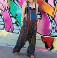 Mono harem hippie bohemio con retales y estampados étnicos en un entorno urbano colorido. - Azul