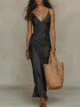 Robe nuisette élégante en satin noir avec col en V profond et fines bretelles - S / Bas / Noir