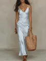 Élégante robe nuisette en satin bleu clair avec finition soyeuse, col en V et bretelles - S / Bas / Bleu clair