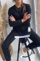 Detail eines schwarzen Damen-Sweatshirt-Sets mit Seitenreißverschlüssen und Rundhalsausschnitt - S / Oberteil Und Unterteil / Schwarz