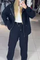 Elegante set sportivo nero in due pezzi con decorazioni di strass scintillanti - Taglia S / Top E Pantaloni / Nero