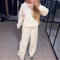 Γυναικείο κομψό σετ loungewear σε κρεμ χρώμα με φούτερ με στρας και ασορτί παντελόνι - S / Τοπ Και Παντελόνι / Λευκό
