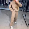 Γυναικείο casual μπεζ σετ με μακρυμάνικη μπλούζα και παντελόνι με στρας για το φθινόπωρο - S / Τοπ Και Παντελόνι / Βερικοκί