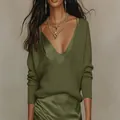 Ensemble deux pièces élégant pour femme avec pull en maille olive et robe en satin - S / Hauts / Vert foncé
