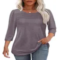 Detaillierte Studioaufnahme einer Frau in einem stilvollen mauvefarbenen Plissee-T-Shirt - Dunkelgrau