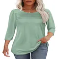Detailansicht eines grünen Damen-T-Shirts mit Rundhalsausschnitt und Streifenmuster. - Hellgrün
