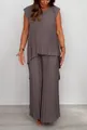 Vista completa del completo due pezzi plissettato tortora con top senza maniche e pantaloni larghi - Taglia S / Top E Pantaloni / Grigio