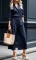 Vista completa di un completo camicia blu scuro e pantaloni a gamba larga su una modella - Taglia S / Top E Pantaloni / Blu navy