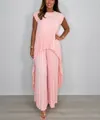 Elegante completo rosa plissettato a due pezzi con top a girocollo e pantaloni a gamba larga. - Rosa