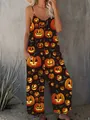 Nahaufnahme des lebendigen Halloween-Kürbisdrucks auf einem lässigen Damen-Jumpsuit - S / Oberteil Und Unterteil / Halloween Gelber Kürbis