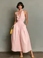 Volledig overzicht van een elegante roze mouwloze halterjurk met een overhemokraag. - Roze