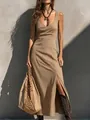 Detalle de un vestido largo de canalé caqui con cuello en V y abertura lateral. - Caqui