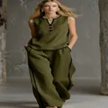 Modella con top senza maniche verde oliva e pantaloni larghi con profili neri a contrasto - Taglia S / Top E Pantaloni / Verde militare