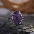 Primer plano detallado de un anillo retro de plata S925 con piedra natural violeta - Charoita Natural