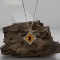 Primo piano del ciondolo a stella a quattro punte in granato su roccia naturale - Collana di Granato (N341) / Rosso