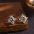 Vista dettagliata di orecchini a lobo in argento S925 con tanzanite e design a stella a quattro punte - Orecchini di Tanzanite (N341)