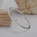 Detail eines minimalistischen S925 Silberarmreifs mit weißem Perlmutt-Inlay - Natürlicher Weiße Muschel Armreif / Weiß