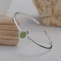 Detailansicht eines eleganten 925er Sterlingsilber-Armreifs mit grünem Edelstein. - Natürlicher Jaspis Armreif / Grün