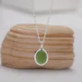 Detailaufnahme einer S925 Sterlingsilber Kette mit ovalem grünem Naturstein-Anhänger - Halskette mit natürlichem Jaspis