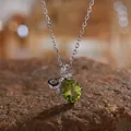 Detailopname van een S925 zilveren ketting met natuurlijke peridoot en strik hanger - Strik Ketting (R393) / 40+5cm Kettinglengte / Lichtgroen (Natuurlijke Peridoot)