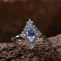 Primer plano de un anillo de topacio azul talla marquesa y plata esterlina - Anillo de Topacio / Azul claro