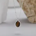 Nahaufnahme einer S925 Sterlingsilber Kette mit ovalem Natur Tigerauge Edelsteinanhänger - Natürlicher Tigerauge Halskette