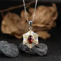 Dettaglio di una collana in argento S925 con ciondolo in granato rosso naturale. - Granato Naturale (LN375) / Collana