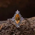 Detalle de un anillo de plata con gema amarilla en forma de marquesa y cristales claros - Anillo de Citrina / Amarillo Limón