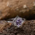 Detaillierte Makroansicht eines S925 Silberrings mit einem runden violetten Amethyst. - Natürlicher Amethyst Ring / Silber