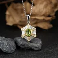 Primo piano di una collana in argento sterling con un pendente in peridoto verde - Natural Peridot (LN375) / Collana