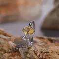 Nahaufnahme eines S925 Silberrings mit natürlichem Citrin und diamantbesetzter Schleife - Einstellbar Offen / Schleife Ring (R393) / Gelb (Natürlicher Citrin)
