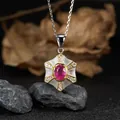 Primo piano di una collana con pendente esagonale vintage e gemma rossa centrale. - Rubino Naturale (LN375) / Collana