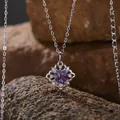 Nahaufnahme der S925 Silberhalskette mit Amethyst-Anhänger auf Naturstein - Natürliche Amethyst Halskette / Silber