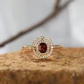 Detailaufnahme eines vergoldeten Silberrings mit rotem Granat und Halo-Steinen - Natürlicher Granat Ring / Gold