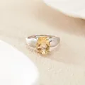Dettaglio ravvicinato di un anello in argento S925 con citrino giallo ovale scintillante. - Aperto Regolabile / Citrino Naturale (Giallo)