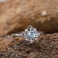 Detailaufnahme eines Vintage-Rings aus Sterlingsilber mit rundem blauem Topas-Stein - Natürlicher Topas Ring / Silber