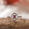 Nahaufnahme eines S925 Silberrings mit hohlem Blumendesign und ovalem rotem Edelstein - Natürlicher Rubin Ring (LR402) / Verstellbar / Silber