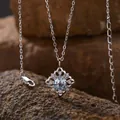 Nahaufnahme einer S925 Sterlingsilberkette mit einem hellblauen Natur-Topas-Anhänger - Natürlicher Topas Halskette / Silber