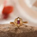 Nahaufnahme eines goldenen Rings mit rotem Edelstein und floralem Hohlmuster-Design - Natürlicher Rubin Ring (LR402) / Verstellbar / Gold