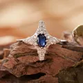 Primo piano di un anello a stella a quattro punte in argento con zaffiro blu ovale. - Stile Stella a Quattro Punte (R421) / Zaffiro Blu Naturale
